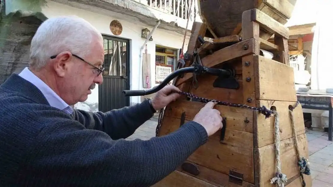 'Asırlık ahşap bulgur makinesine gözü gibi bakıyor'