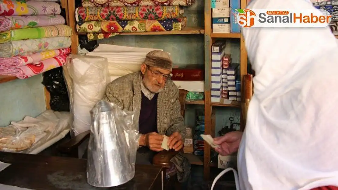 Asırlık çınar, 61 yıldır işinden geri kalmıyor