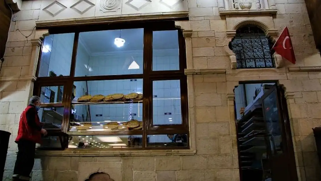 'Asırlık fırın, sadece Elazığ´a özgü `yağlı´ ve `peynirli´ ekmek üretiyor'