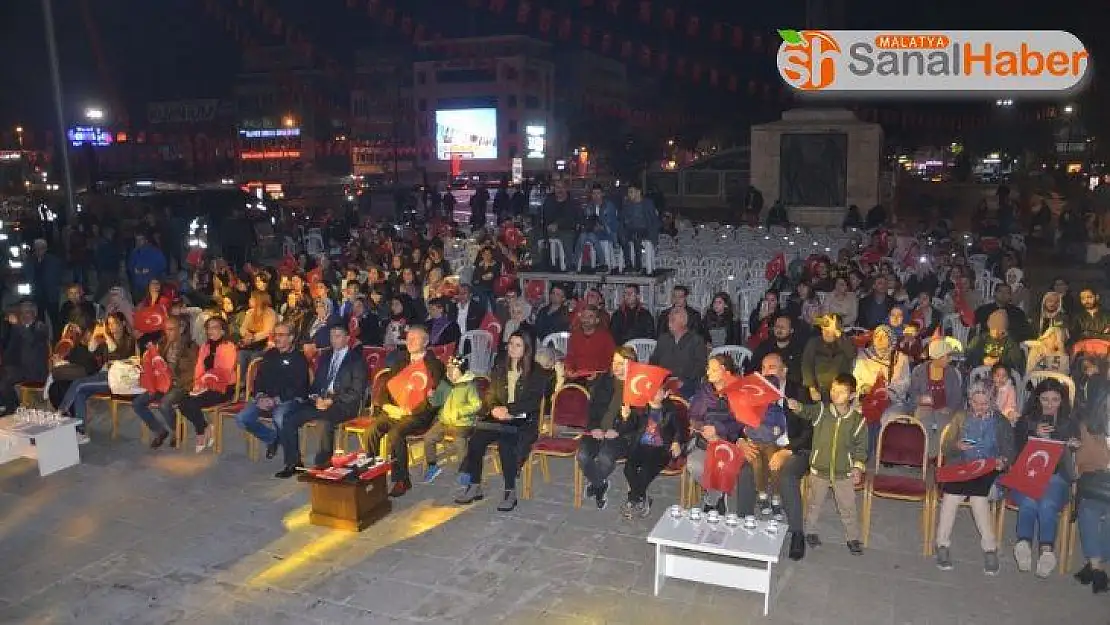Askeri bando eşliğinde 29 Ekim kutlaması