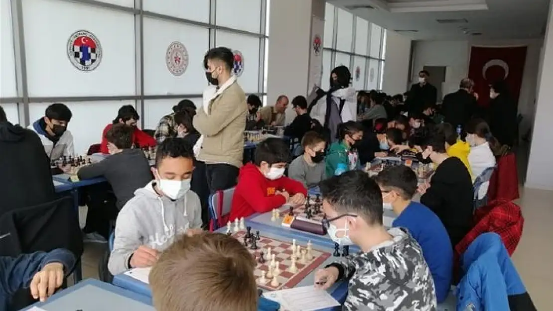 'Ataları için satrançta kafa yordular'