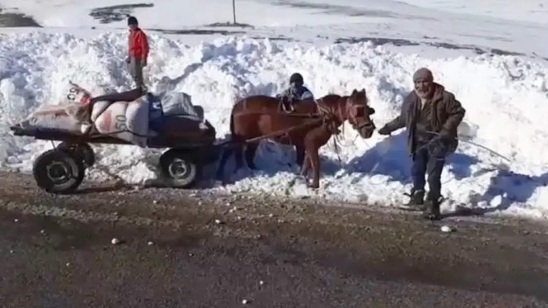 'Atı kara saplanan besicinin yardımına Karayolları ekipleri koştu'