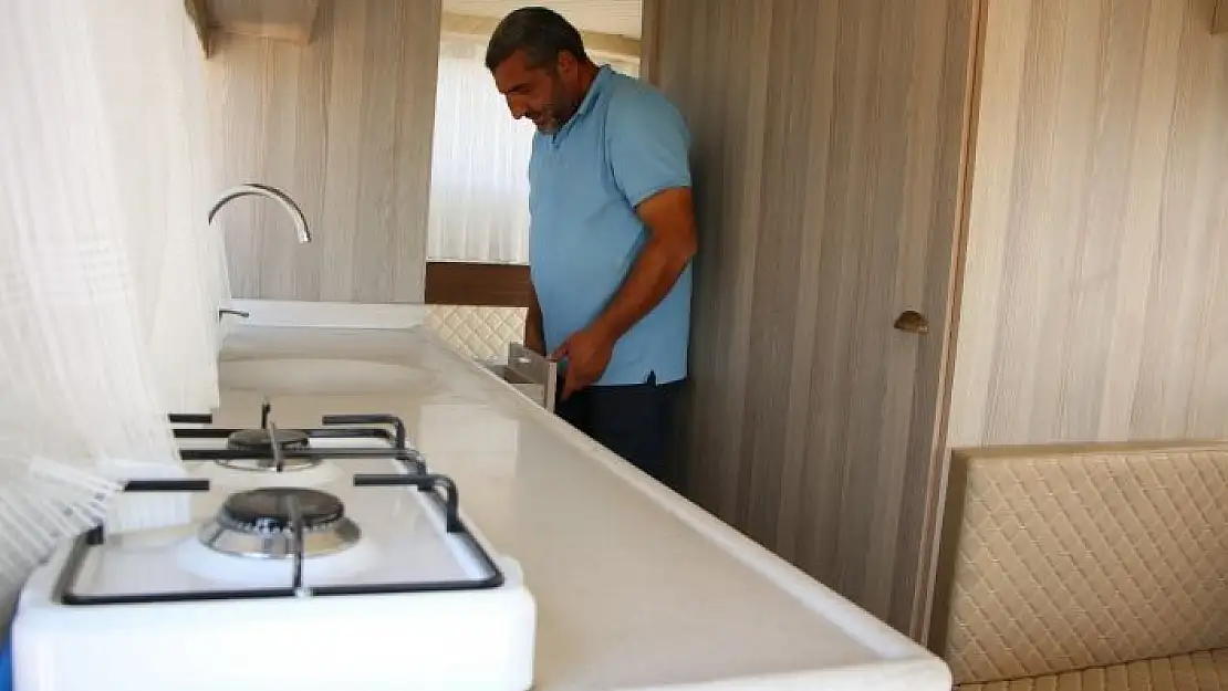 'Atıl durumdaki aracı karavana dönüştürdü'
