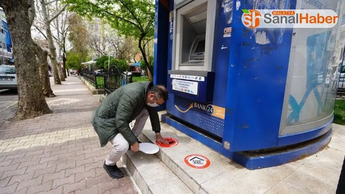 ATM Önlerine sosyal mesafeni koru uyarısı