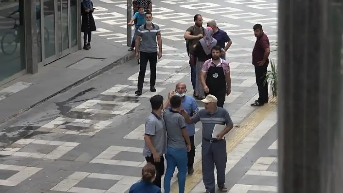 'ATM sırasında tartışan iki kişi tabureli kavgaya tutuştu'