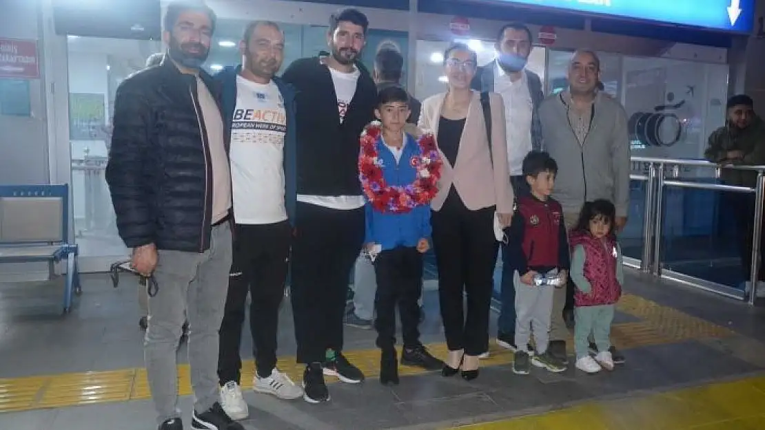 'Avrupa ikincisi oldu çiçekle karşılandı'