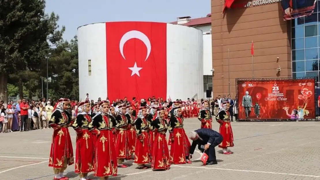 'Ayakkabısı çıkan folklorcu gösteriye devam etti'