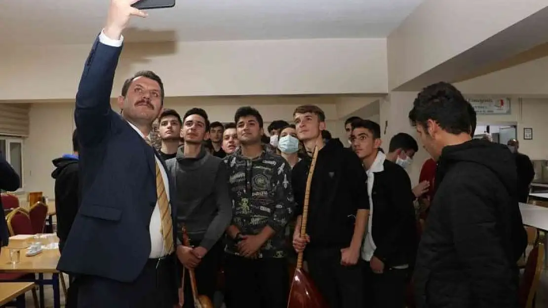 'Ayhan, öğrencilerin taleplerini dinledi'