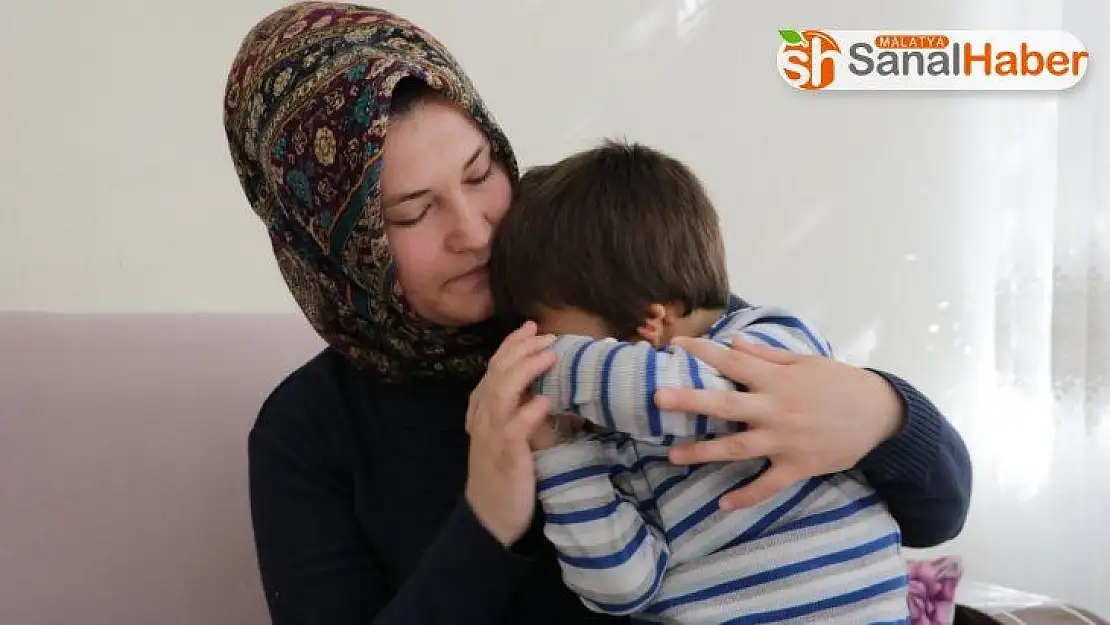 Aynaya bakınca kulaklarını kapatıyor