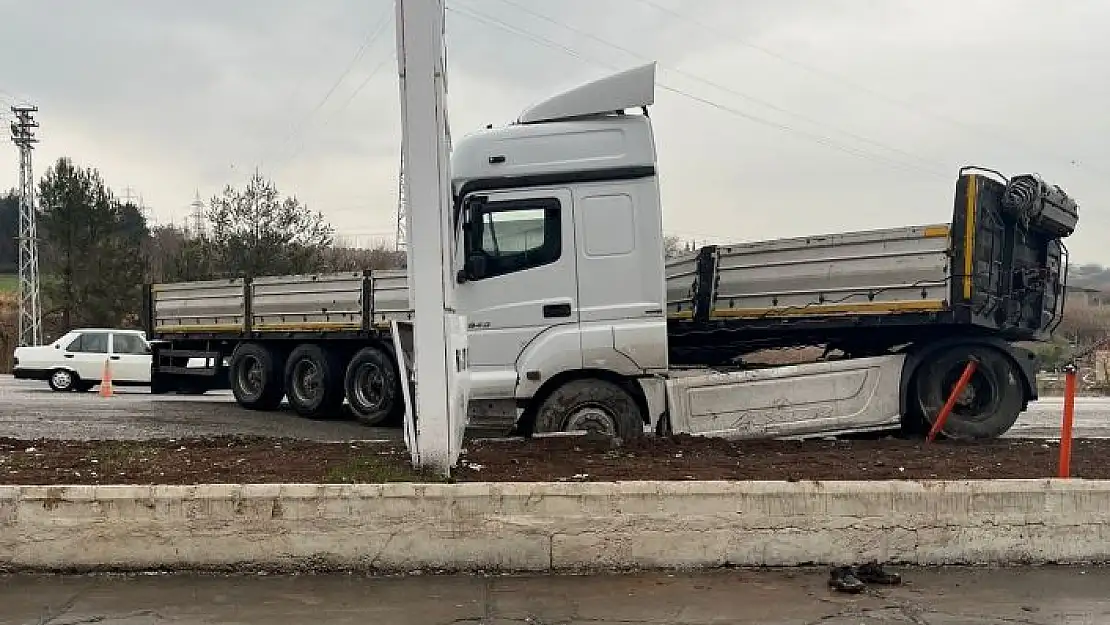 'Aynı virajda 4 günde 2´nci tır kazası'