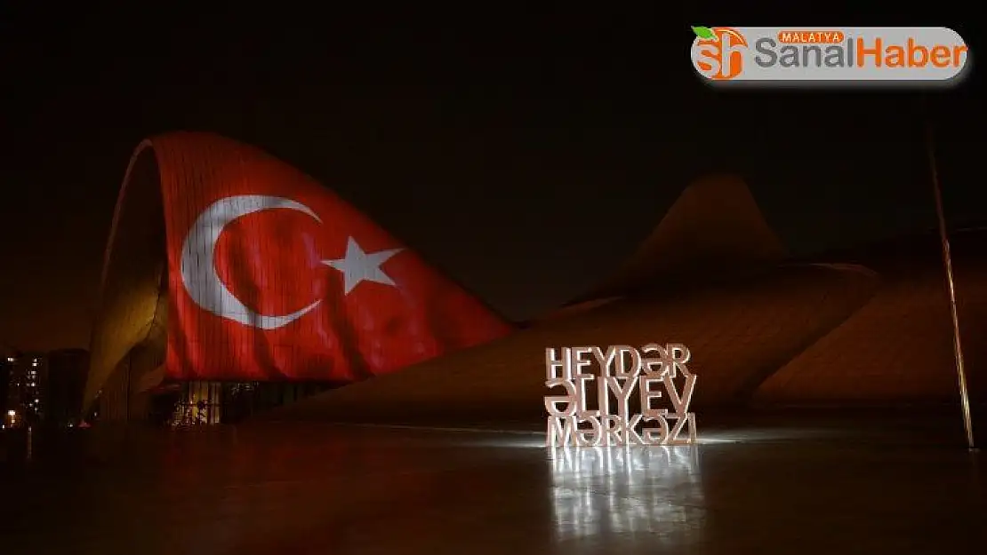 Azerbaycan'da Haydar Aliyev Merkezi'ne Türk bayrağı görüntüsü yansıtıldı