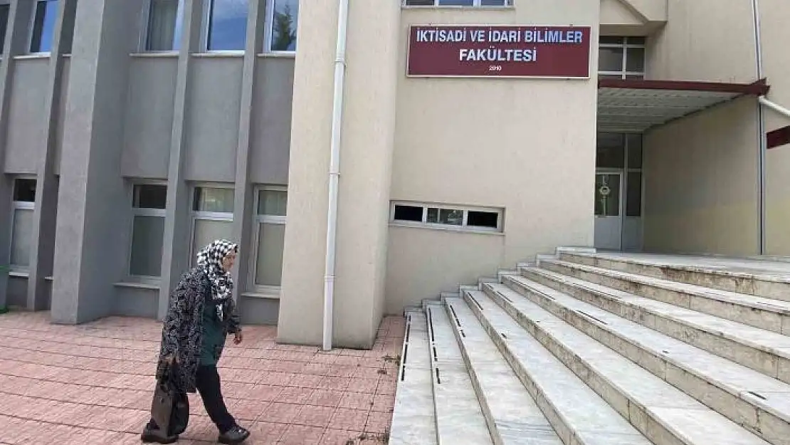 'Azmin başarısı: İlk, orta ve lise eğitimini dışarıdan tamamladı, 70 yaşında üniversiteli oldu'