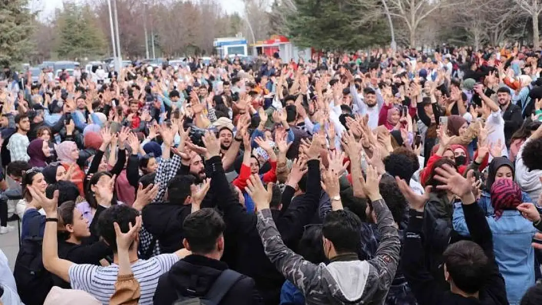 '`Bahar Geliyor´ konserlerinde üniversite öğrencileri doyasıya eğlendi'