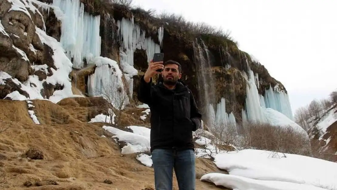 'Baharda şelalede oluşan buz sarkıtları, turkuaza çalan rengiyle büyüledi'