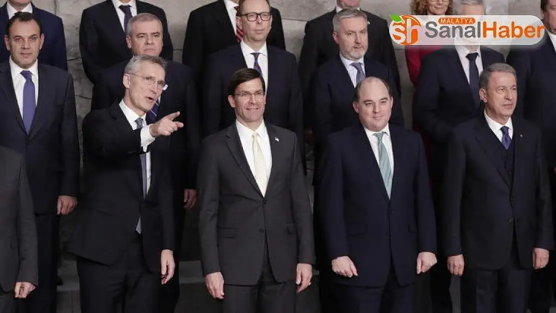 Bakan Akar, NATO Savunma Bakanları ile aile fotoğrafına katıldı