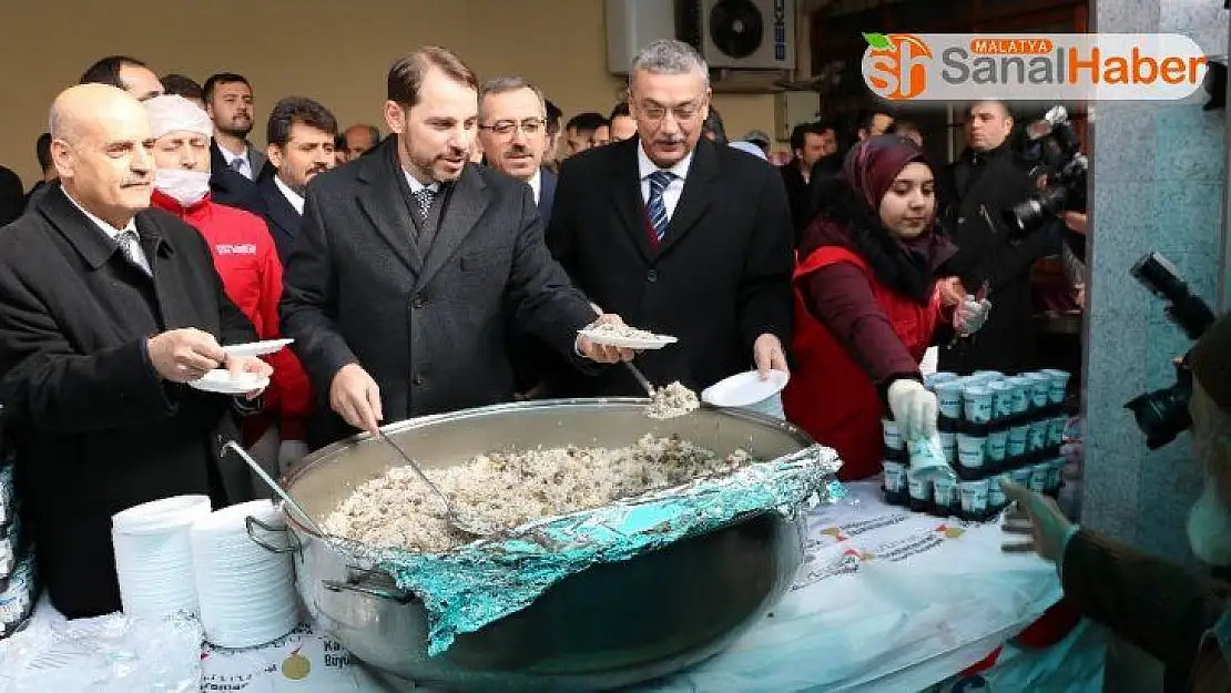Bakan Albayrak etli pilav dağıttı