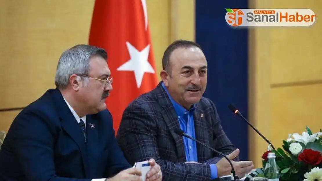 Bakan Çavuşoğlu, Tiran'da Türk vatandaşlarıyla bir araya geldi