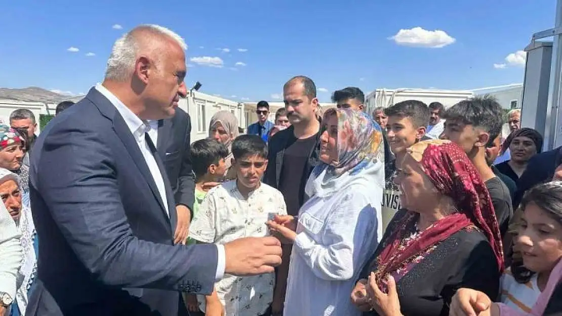 'Bakan Ersoy konteyner kentte kalan depremzedelerle bayramlaştı'