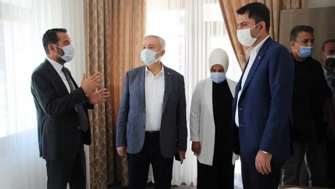 'Bakan Kurum, şantiyeye dönen Elazığ´da deprem konutlarını inceledi'