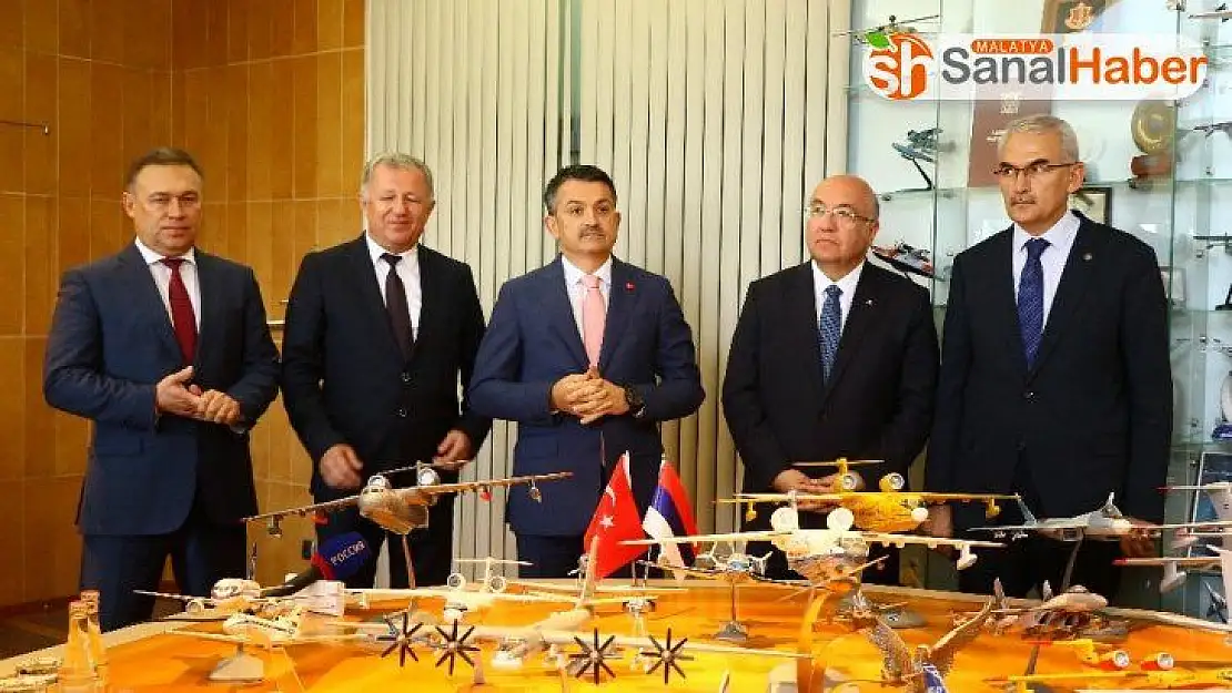 Bakan Pakdemirli, Moskova'da yangın uçağını bizzat denedi