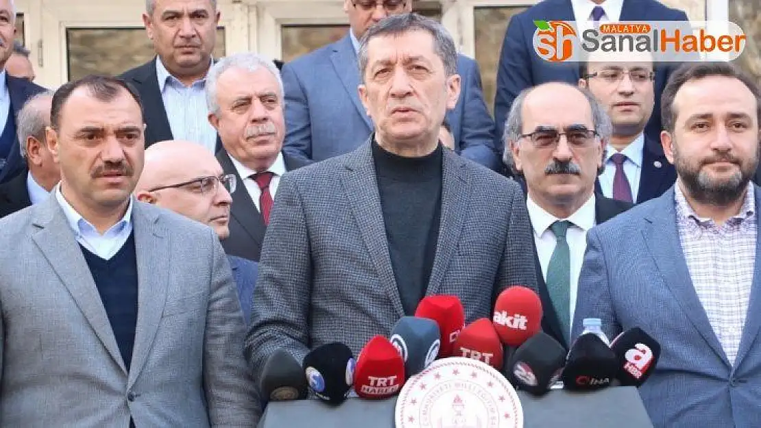 Bakan Selçuk: 'Van'da ilçelerimizde birkaç köy okulunda ufak çaplı hasar meydana geldi'