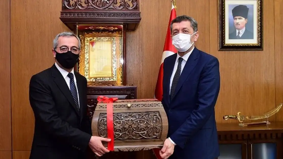'Bakan Selçuk´tan büyükşehir belediyesine ziyaret'