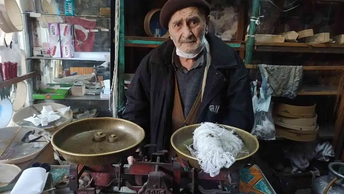 'Bakkal dükkanında yarım asırdır kefeli terazi kullanıyor'