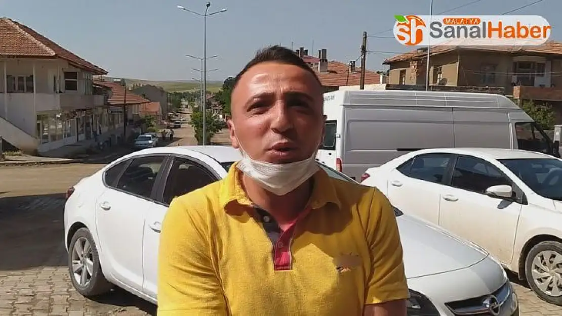 Bakmaya korktukları yılanı eliyle çıkarttı