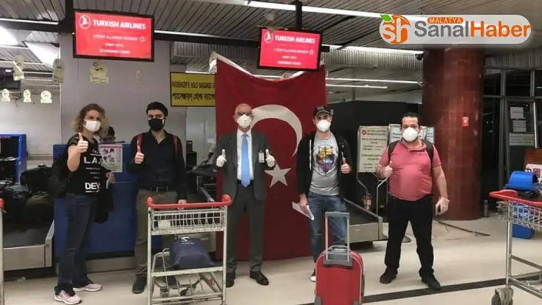 Bangladeş'teki Türk vatandaşları özel uçakla Türkiye'ye getiriliyor