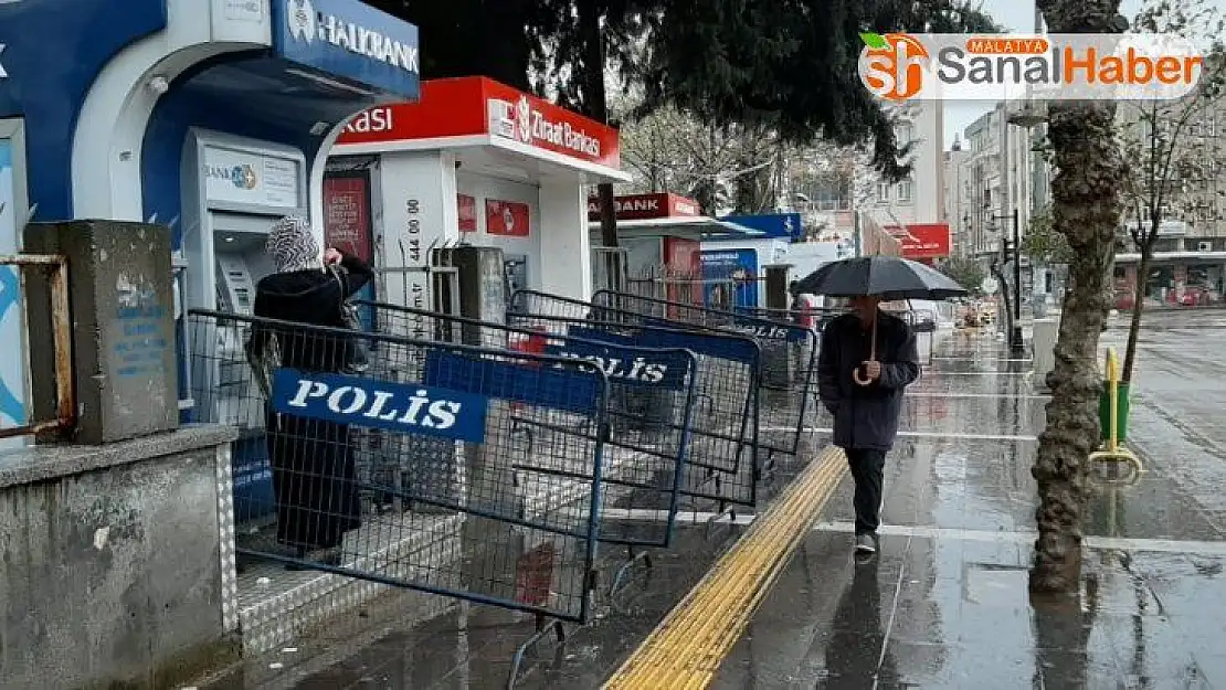 Banka ve ATM önlerine polis bariyeri