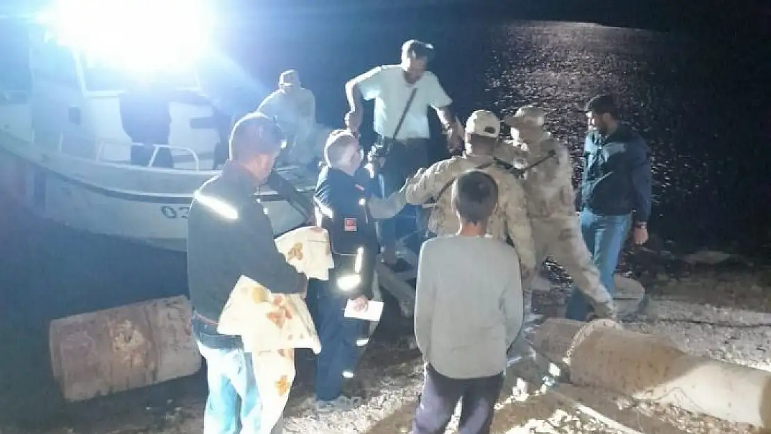 'Baraj ortasındaki adada mahsur kalan öğretmen kurtarıldı'