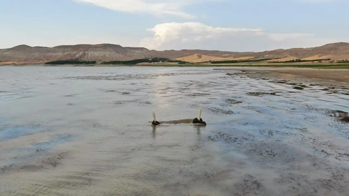 'Baraj suları 150 metre çekildi, 700 yıllık mezarlık gün yüzüne çıktı'