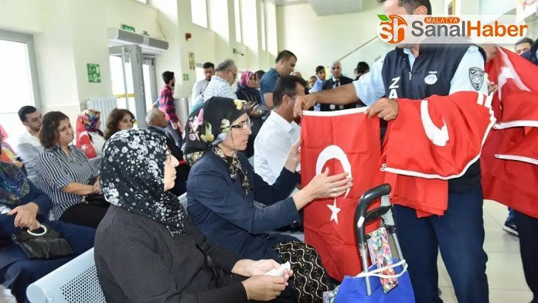 Barış Pınarı Operasyonuna destek için Türk Bayrağı dağıtıldı