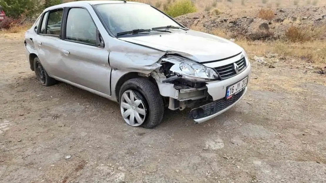 'Bariyere çarpan otomobilde bulunan 4 kişi yaralandı'