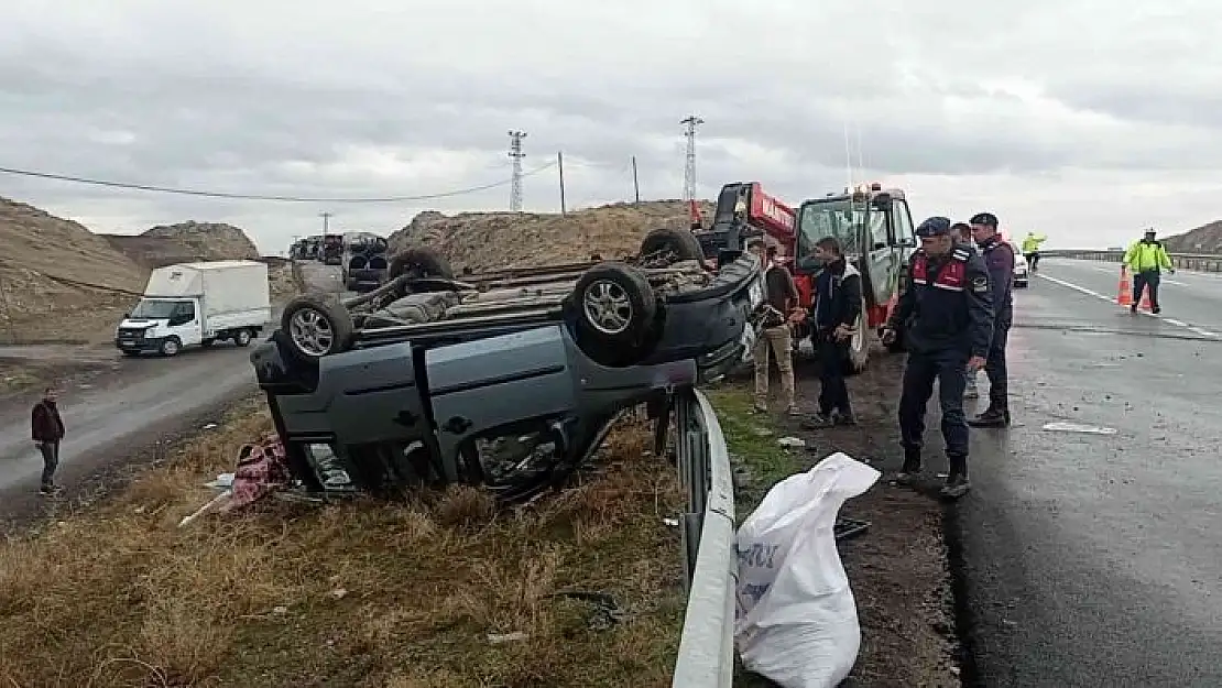 'Bariyerlere çarpıp devrildi: 3 yaralı'