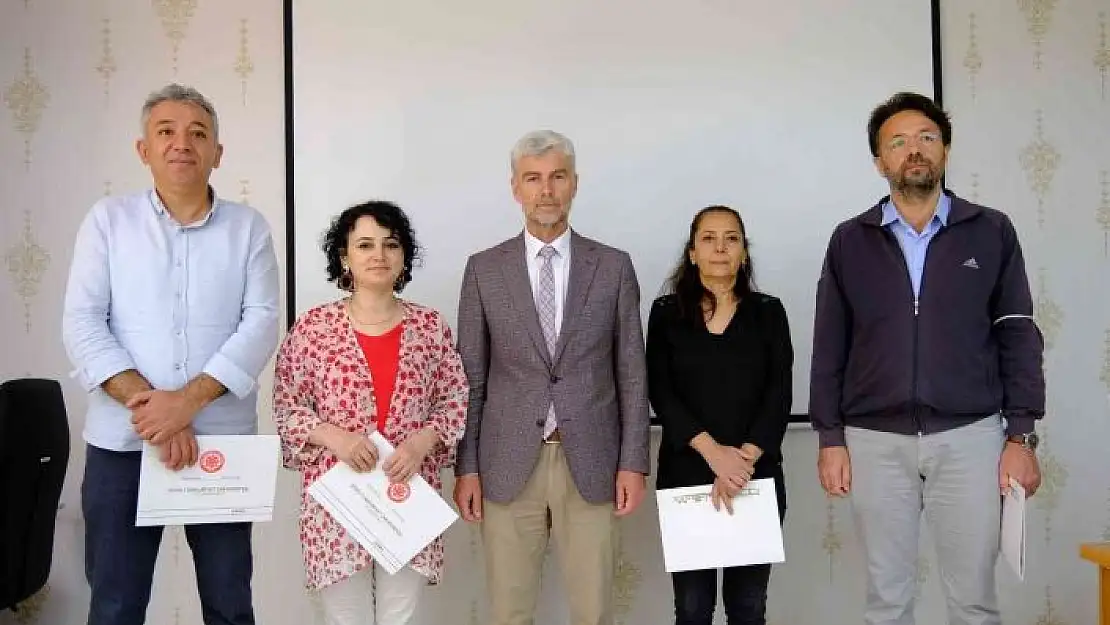 'Başarılı akademisyenlere belge takdim edildi'