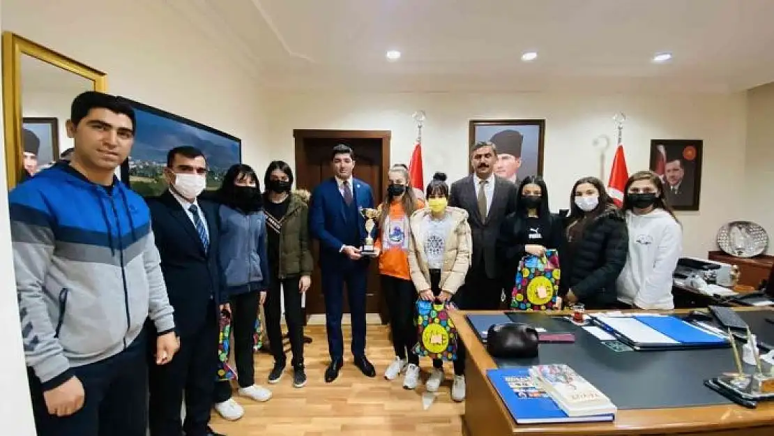 'Başarılı voleybolculara hediye'