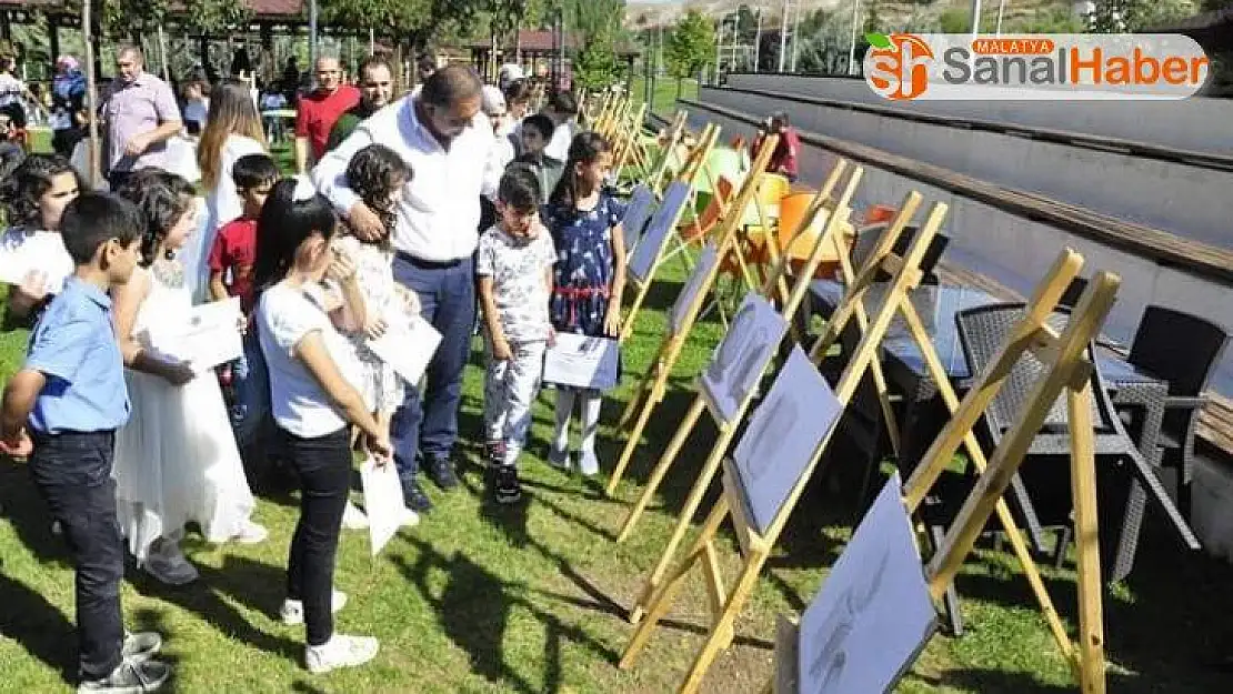 Başkan Çiftçi, resim sergisini gezdi