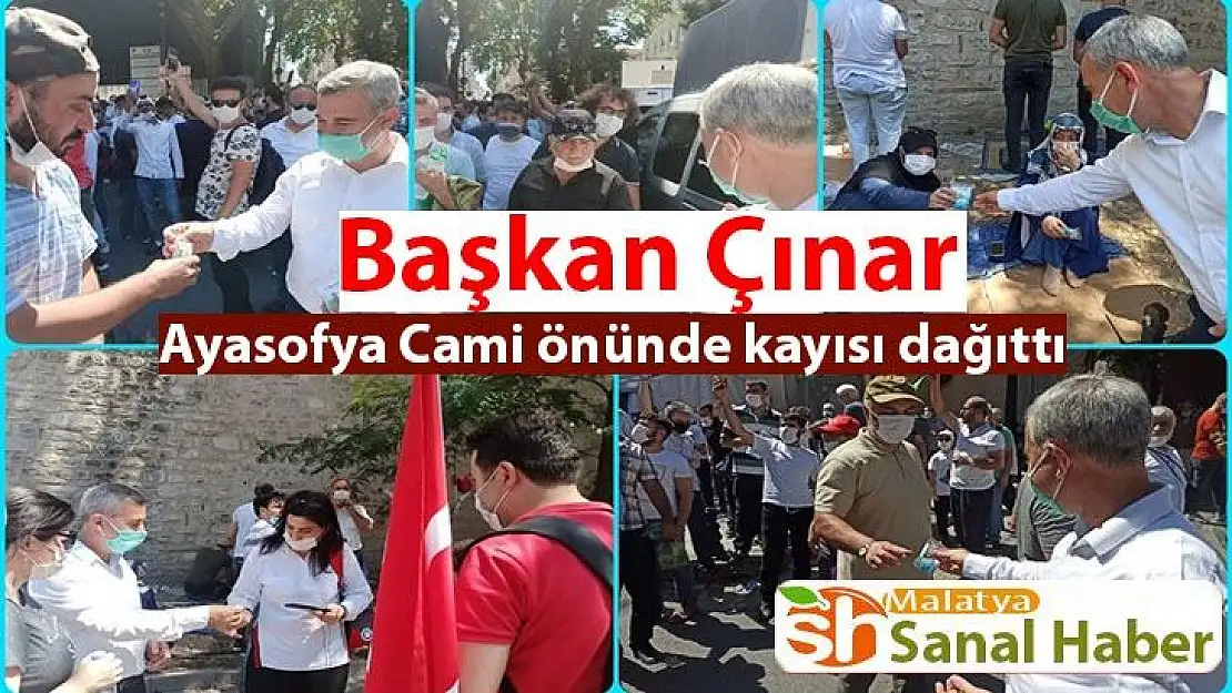 Başkan Çınar Ayasofya Cami önünde kayısı ikramı