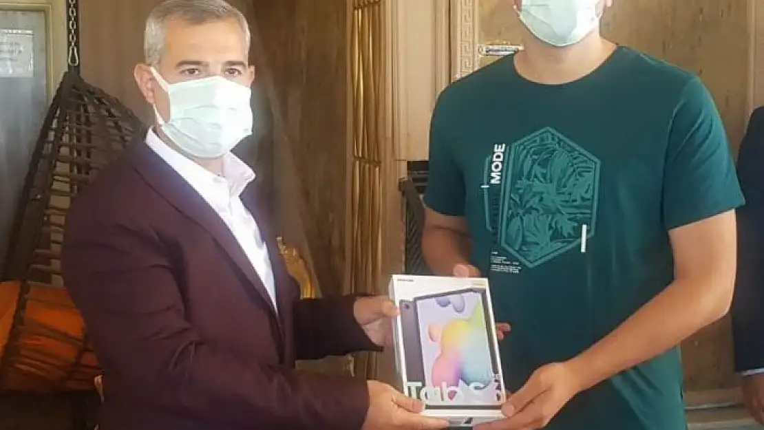 'Başkan Çınar, başarılı öğrenciye hediye verdi'