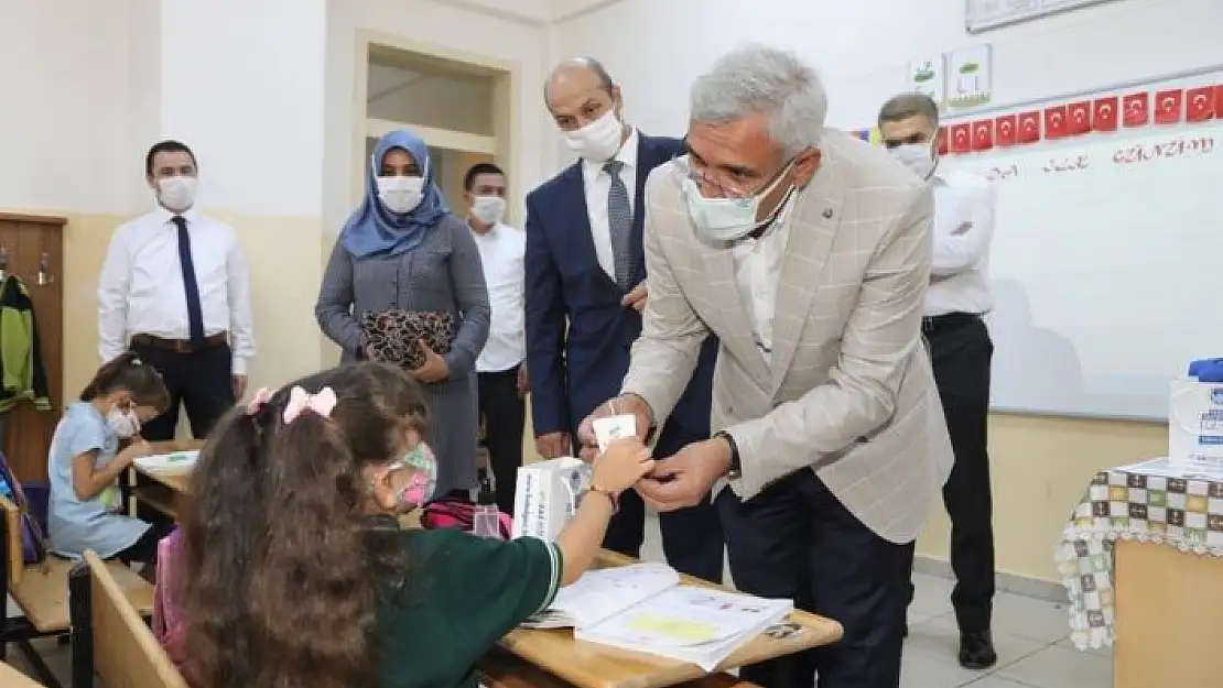 'Başkan Güder´den öğrencilere ikram ve hediye'