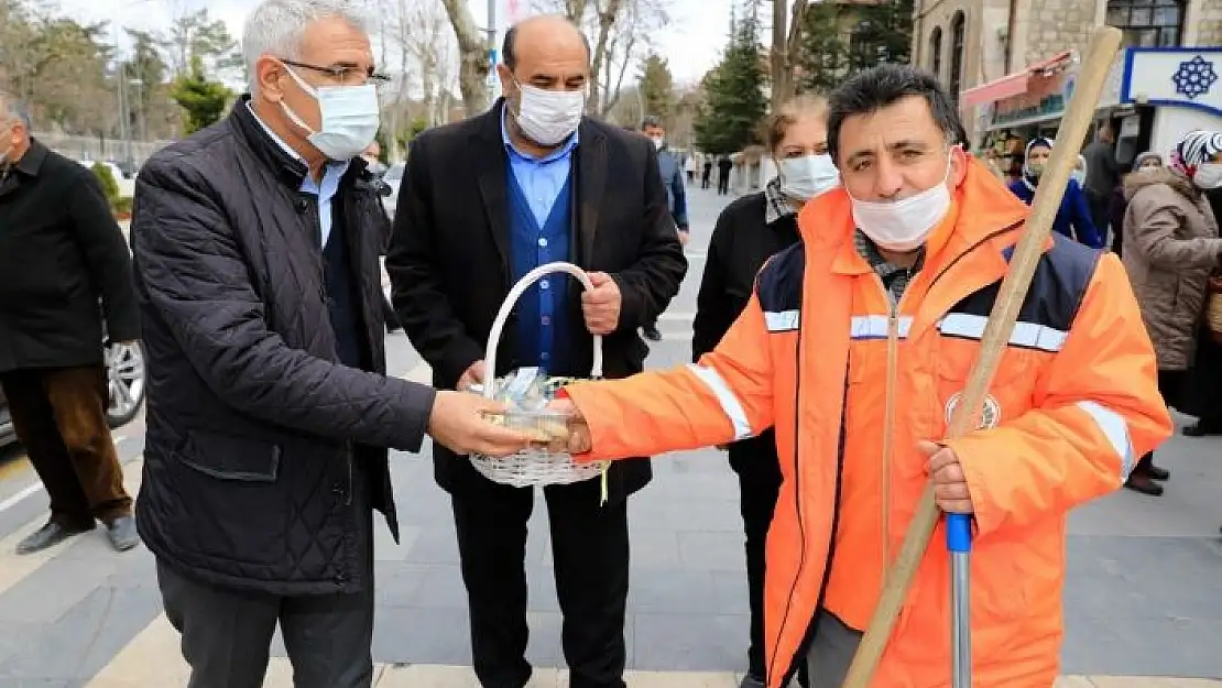 'Başkan Güder´den vatandaşa kandil simidi'