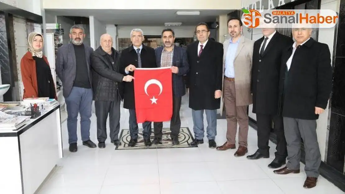 Başkan Güder Türk Bayrağı dağıttı