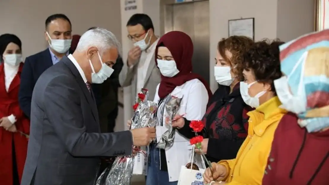 'Başkan Güder, kadınlara karanfil dağıttı'