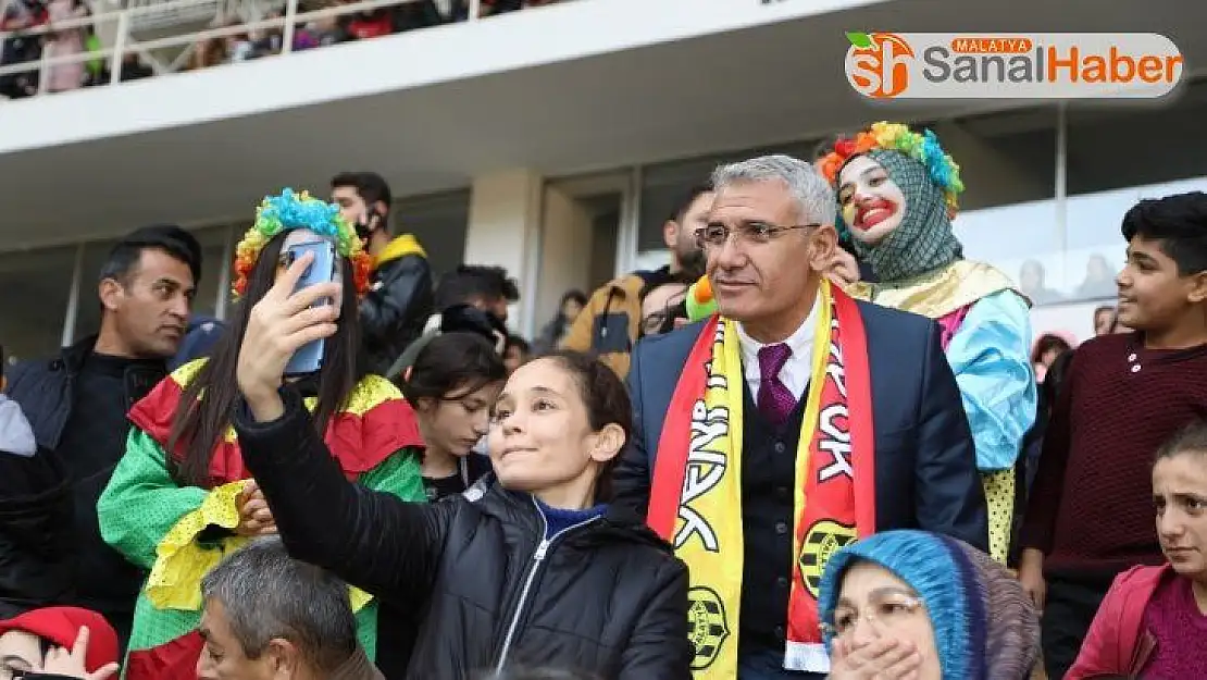 Başkan Güder kupa maçını özel çocuklarla birlikte izledi