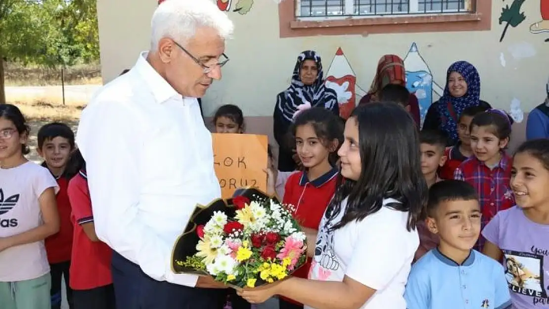 'Başkan Güder öğrencilerin ilk ders heyecanına ortak oldu'