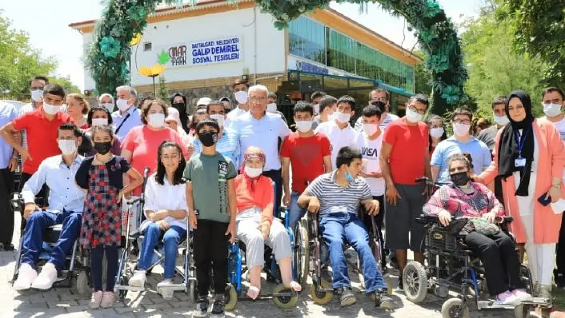 'Başkan Güder, özel gereksinimli bireyler ve aileleriyle buluştu'