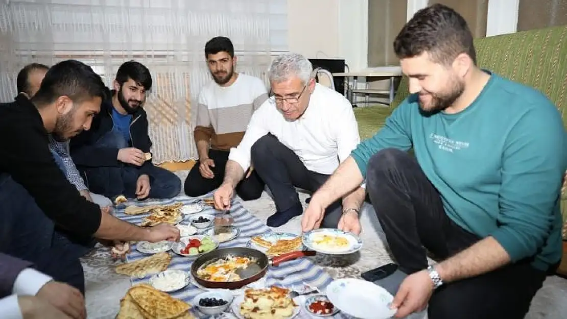 'Başkan Güder, sahurda öğrenci evine misafir oldu'