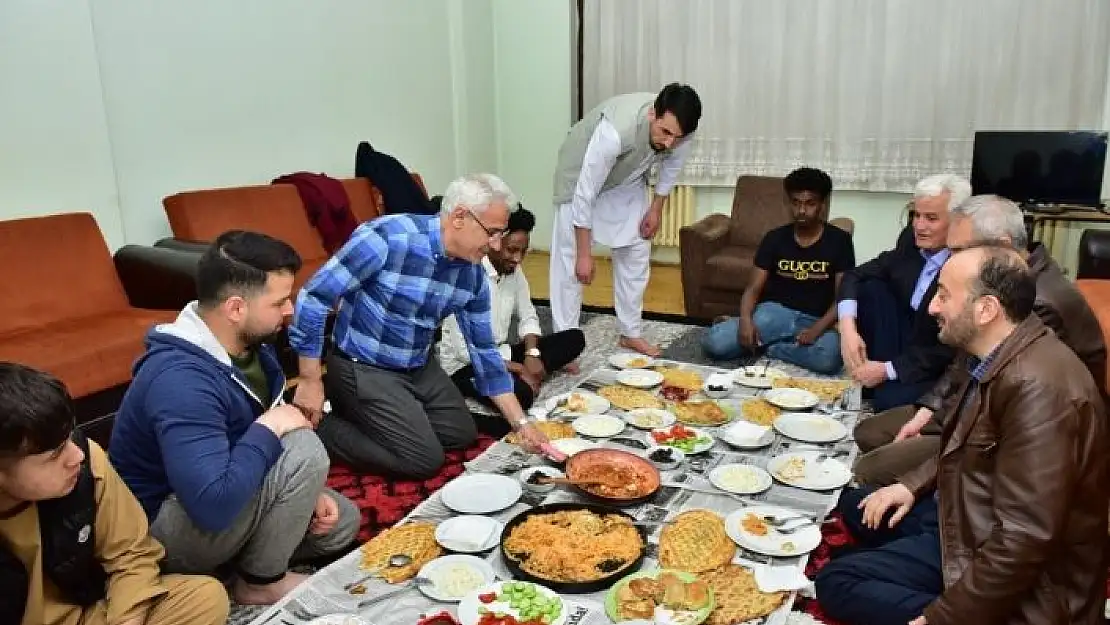 'Başkan Güder yabancı uyruklu öğrencilerle sahur yaptı'