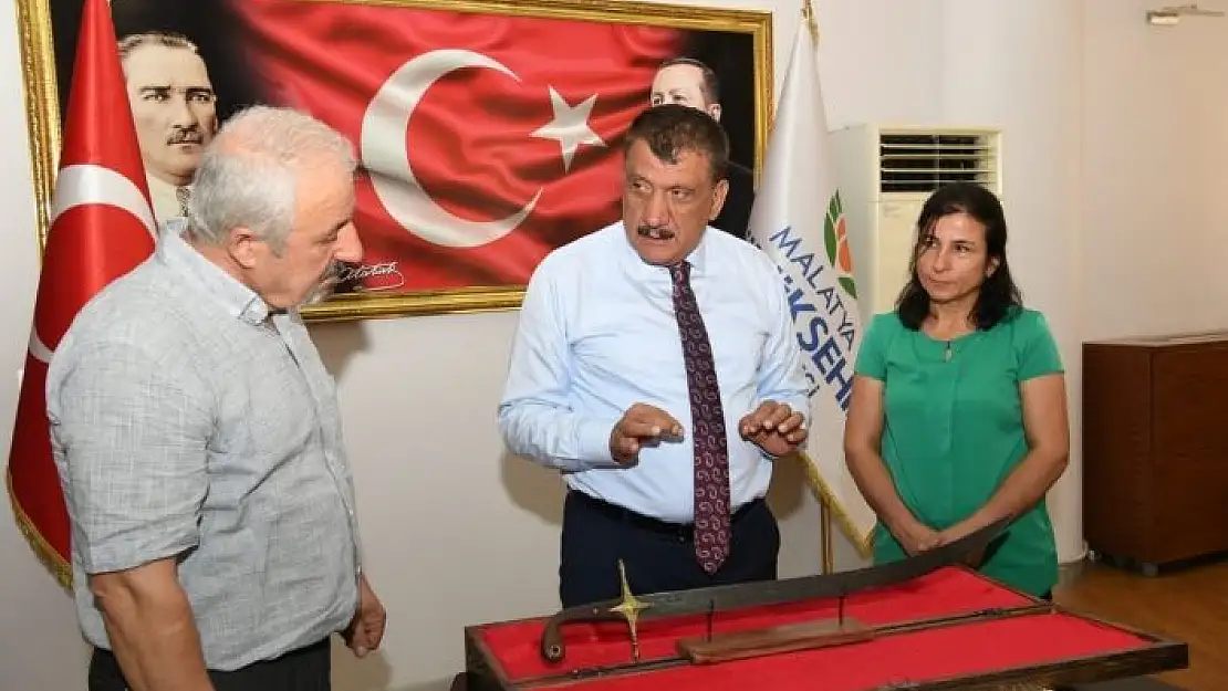 'Başkan Gürkan´a kılıç hediyesi'